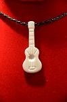 Collier "Guitare cordes gravées" résine