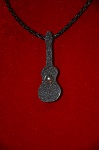 Collier "Guitare creuse" en résine