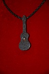 Collier "Guitare creuse" en résine